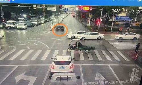 台州汽车撞人最新消息视频,台州汽车撞人最新消息